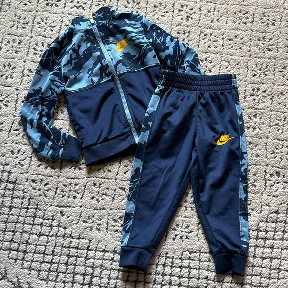 Nike -Tracksuit Sweatshirt and Trousers Baby Boys Camo Sz 1-2Y - Picture 1 of 6